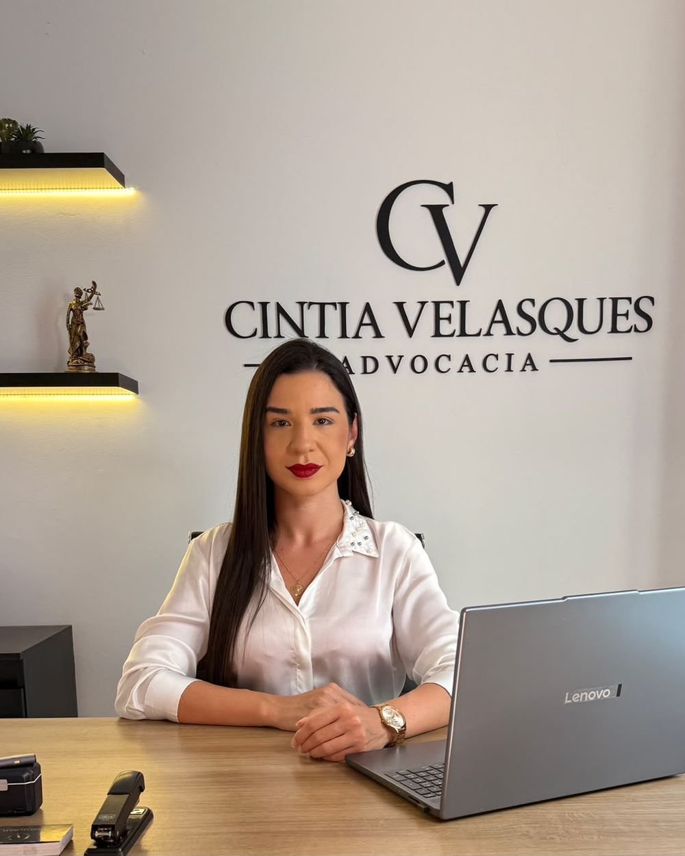 Dra. Cintia Velasques em seu escritório